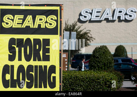 Un magasin de détail Sears avec une vente de clôture "MEMORISER" bannière à Chesapeake, en Virginie, le 7 novembre 2014. Sears Holdings, Inc., la société mère de Sears et Kmart magasins est actuellement en cours de fermeture vers le haut de 100 sites des deux marques. Banque D'Images