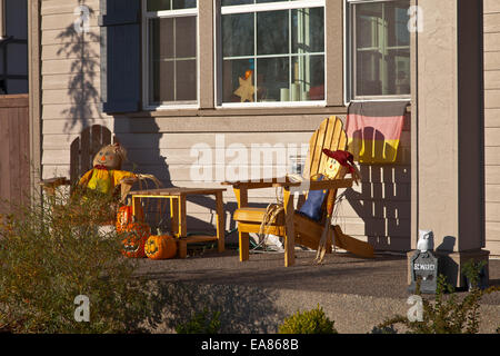 Décoration d'Halloween sur un porche à un Willsonville résidence de l'Oregon. Banque D'Images