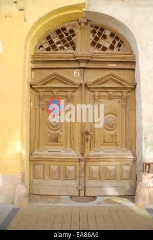 Très ancienne porte sur l'un des bâtiments de la ville. Banque D'Images