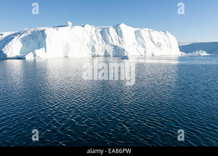 Beaux icebergs dans la baie de Disko Groenland ilulissat autour avec ciel bleu Banque D'Images