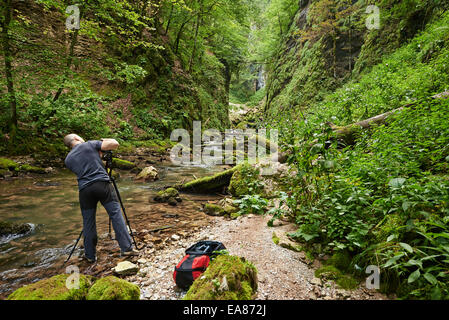 Photographe professionnel photographie de paysages dans un canyon, à partir d'un trépied Banque D'Images