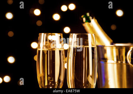 Bouteille de champagne dans seau d'argent Banque D'Images