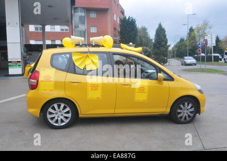 Consultation pour l'indépendance de la Catalogne (Barcelone, Sant Cugat, 8e novembre 2014) une voiture la promotion d'un acte final de la consultation, ainsi que l'appel pour la participation à ce sujet. Banque D'Images