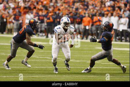 Syracuse, NY, USA. Nov 8, 2014. 8 novembre 2014 : Duke Blue Devils quarterback Anthony Boone # 7 fonctionne à la lumière du jour que le duc a défait les Blue Devils 27-10 Orange Syracuse au Carrier Dome à Syracuse, New York. Credit : csm/Alamy Live News Banque D'Images