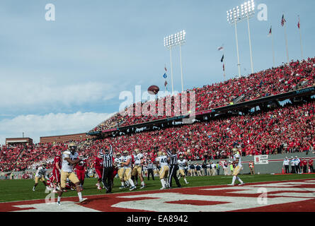 Raleigh, Caroline du Nord, États-Unis. Nov 8, 2014. 8 novembre 2014 - Raleigh, NC, USA - Le Georgia Tech Yellow Jackets bloquer un point supplémentaire de tenter pendant le match de samedi contre les North Carolina State Wolfpack. Les Yellow Jackets défait le Wolfpack, 56-23. Credit : Timothy L. Hale/ZUMA/ZUMAPRESS.com/Alamy fil Live News Banque D'Images