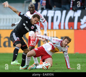 Washington, DC, USA. Nov 8, 2014. 20141108 - D.C. United terrain Nick DeLeon (14), à gauche, et New York Red Bulls terrain Eric Alexander (12) Bataille pour la balle dans la seconde moitié d'une demi-finale de conférence de l'Est MLS au RFK Stadium de Washington. Les Red Bulls avancé pour la finale de conférence de l'Est de la MLS en battant United sur l'objectif global total, 3-2. Credit : Chuck Myers/ZUMA/Alamy Fil Live News Banque D'Images