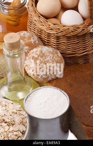 Produits de boulangerie et de l'huile en bouteille Banque D'Images