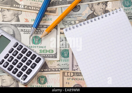 Calculatrice, stylos et pad au dollars Banque D'Images