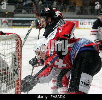 Munich, Bavière, Allemagne. Nov 8, 2014. De gauche 59Daro SIMION/Suisse, 21Bobby Raymond/Canada, .le hockey sur glace Coupe Deutschland, Équipe Canada vs team Suisse, Munich, Olympia Patinoire, Novembre 08, 2014, chaque mois de novembre a lieu à Munich la Coupe Deutschland Hockey sur glace avec 4 équipes dont une équipe de l'Amérique du Nord. Équipe Canada se compose de joueurs évoluant en Europe. Credit : Wolfgang Fehrmann/Wolfgang Fehrmann/ZUMA/Alamy Fil Live News Banque D'Images