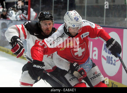 Munich, Bavière, Allemagne. Nov 8, 2014. De gauche 5Brett FESTERLING/Canada, 67Romano LEMM/Suisse, .le hockey sur glace Coupe Deutschland, Équipe Canada vs team Suisse, Munich, Olympia Patinoire, Novembre 08, 2014, chaque mois de novembre a lieu à Munich la Coupe Deutschland Hockey sur glace avec 4 équipes dont une équipe de l'Amérique du Nord. Équipe Canada se compose de joueurs évoluant en Europe. Credit : Wolfgang Fehrmann/Wolfgang Fehrmann/ZUMA/Alamy Fil Live News Banque D'Images