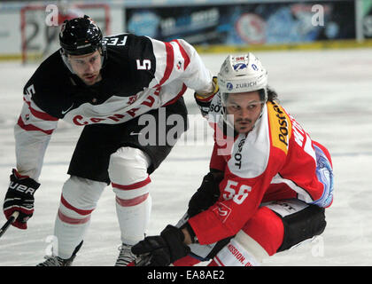 Munich, Bavière, Allemagne. Nov 8, 2014. De gauche 5Brett FESTERLING/Canada, 56Dino WIESER/Suisse.Le hockey sur glace Coupe Deutschland, Équipe Canada vs team Suisse, Munich, Olympia Patinoire, Novembre 08, 2014, chaque mois de novembre a lieu à Munich la Coupe Deutschland Hockey sur glace avec 4 équipes dont une équipe de l'Amérique du Nord. Équipe Canada se compose de joueurs évoluant en Europe. Credit : Wolfgang Fehrmann/Wolfgang Fehrmann/ZUMA/Alamy Fil Live News Banque D'Images