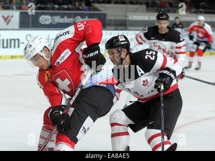 Munich, Bavière, Allemagne. Nov 8, 2014. De gauche 41Chris BALTISBERGER/Suisse, 25 Micki DUPONT/Canada.Le hockey sur glace Coupe Deutschland, Équipe Canada vs team Suisse, Munich, Olympia Patinoire, Novembre 08, 2014, chaque mois de novembre a lieu à Munich la Coupe Deutschland Hockey sur glace avec 4 équipes dont une équipe de l'Amérique du Nord. Équipe Canada se compose de joueurs évoluant en Europe. Credit : Wolfgang Fehrmann/Wolfgang Fehrmann/ZUMA/Alamy Fil Live News Banque D'Images