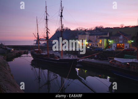 Port de Charlestown au coucher du soleil avec le grand voilier Kaskelot à port près de St Austell Restormel South Cornwall South West England UK Banque D'Images