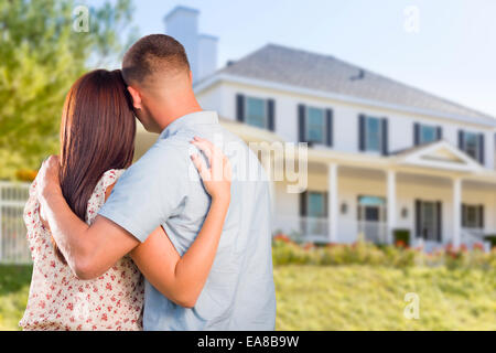 Couple militaire affectueuse belle nouvelle maison. Banque D'Images