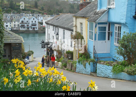 À la recherche en bas de la route à Bodinnick avec vue sur la rivière à Fowey Cornwall South East Caradon sud-ouest de l'Angleterre UK Banque D'Images