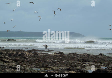 Les tempêtes en mer laissant surfer à marée basse autour de Port de Charlestown avec vue sur la baie de St Austell Gribbin Head Restormel Banque D'Images