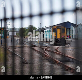 Un train arrêté en gare de Carmarthen, Carmarthenshire, au sud ouest du pays de Galles. Prises par le garde-corps. Banque D'Images