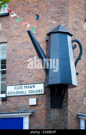 Shot verticale d'un énorme théière métal noir géant collé sur un mur à Guildhall Square à Carmarthen, Carmarthenshire, Sud Ouest Banque D'Images