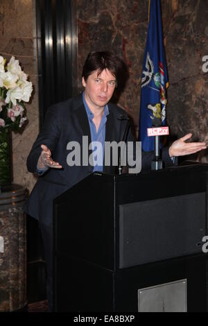 Violinst, Joshua Bell et Miss America 2014, Nina Davuluri, d'allumer les feux de l'Empire State Building en violet en l'honneur de l'éducation à travers la musique comprend : Jushua Bell Où : New York City, New York, United States Quand : 06 mai 2014 Banque D'Images