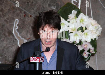 Violinst, Joshua Bell et Miss America 2014, Nina Davuluri, d'allumer les feux de l'Empire State Building en violet en l'honneur de l'éducation à travers la musique comprend : Jushua Bell Où : New York City, New York, United States Quand : 06 mai 2014 Banque D'Images