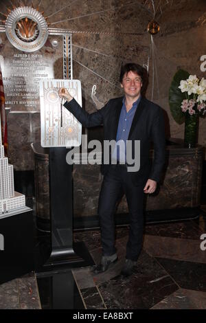 Violinst, Joshua Bell et Miss America 2014, Nina Davuluri, d'allumer les feux de l'Empire State Building en violet en l'honneur de l'éducation à travers la musique comprend : Jushua Bell Où : New York City, New York, United States Quand : 06 mai 2014 Banque D'Images