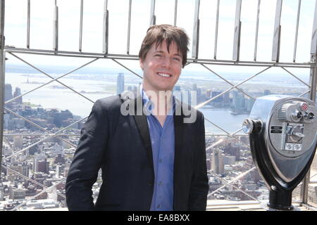 Violinst, Joshua Bell et Miss America 2014, Nina Davuluri, d'allumer les feux de l'Empire State Building en violet en l'honneur de l'éducation à travers la musique comprend : Jushua Bell Où : New York City, New York, United States Quand : 06 mai 2014 Banque D'Images