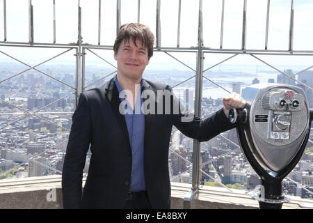 Violinst, Joshua Bell et Miss America 2014, Nina Davuluri, d'allumer les feux de l'Empire State Building en violet en l'honneur de l'éducation à travers la musique comprend : Jushua Bell Où : New York City, New York, United States Quand : 06 mai 2014 Banque D'Images