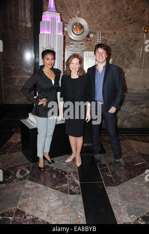 Violinst, Joshua Bell et Miss America 2014, Nina Davuluri, d'allumer les feux de l'Empire State Building en violet en l'honneur de l'éducation à travers la musique Avec : Nina Davuluri,Katherine Damkohler,Jushua Bell Où : New York City, New York, United St Banque D'Images