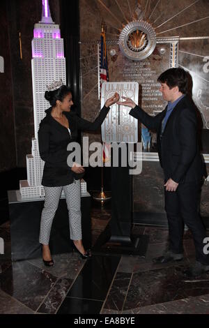 Violinst, Joshua Bell et Miss America 2014, Nina Davuluri, d'allumer les feux de l'Empire State Building en violet en l'honneur de l'éducation à travers la musique Avec : Nina Davuluri,Jushua Bell Où : New York City, New York, United States Quand : 06 mai 20 Banque D'Images