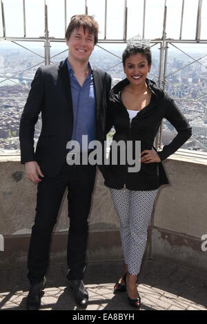 Violinst, Joshua Bell et Miss America 2014, Nina Davuluri, d'allumer les feux de l'Empire State Building en violet en l'honneur de l'éducation à travers la musique Avec : Nina Davuluri Jushua,Bell Où : New York City, New York, United States Quand : 06 mai 20 Banque D'Images