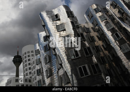 Le Neuer Zollhof conçu par l'architecte Frank Gehry dans le Medienhafen de Düsseldorf, Rhénanie du Nord-Westphalie, Allemagne. Banque D'Images