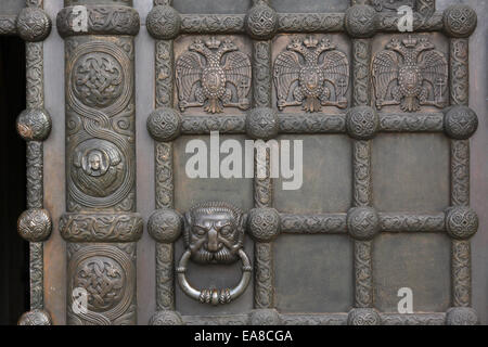 La porte de bronze de la Fédération Memorial Church à Leipzig, Saxe, Allemagne. Banque D'Images