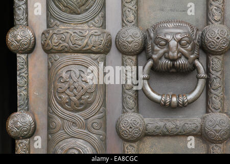 La porte de bronze de la Fédération Memorial Church à Leipzig, Saxe, Allemagne. Banque D'Images