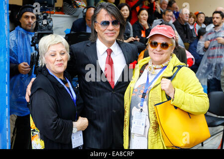 Le maire de Marathon, Ilias Psinakis (milieu), est représenté avec deux participants de la cérémonie d'ouverture de la 32e Marathon d'Athènes. Crédit : George/Panagakis Pacific Press/Alamy Live News Banque D'Images