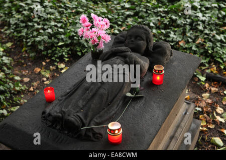 Tombe de trois ans, Anna Degenova connu sous le nom de Saint fille Malostransky cimetière à Prague, République tchèque. Banque D'Images