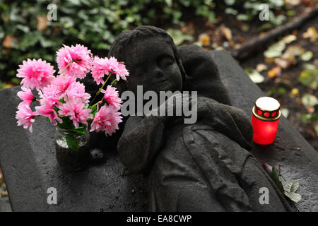 Tombe de trois ans, Anna Degenova connu sous le nom de Saint fille Malostransky cimetière à Prague, République tchèque. Banque D'Images