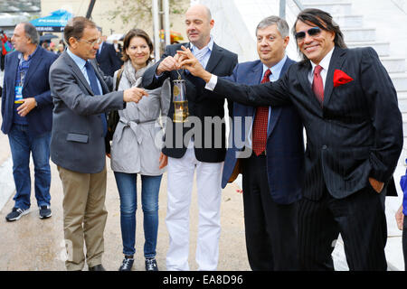 Le maire de Marathon, Ilias Psinakis (droite), pose avec les représentants de la Düsseldorf marathon et marathon la flamme qui a été remis à eux. La flamme de la 32e Marathon Marathon d'Athènes a été allumé dans le lieu de départ du Marathon à Marathon. La flamme brûlera pour l'ensemble de la week-end marathon. Un nombre record de 13 000 coureurs de marathon est inscrit pour la course de cette année. Crédit : Michael Debets/Pacific Press/Alamy Live News Banque D'Images