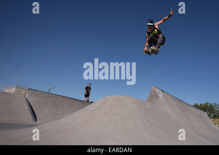 Buenos Aires, Argentine. Nov 8, 2014. Un jeune effectue un saut dans un événement de patinage au cours de l'Urban Festival à la Costanera Park à Buenos Aires, Argentine, le 8 novembre, 2014. Le premier Festival Urbain, célébrée du 8 au 9 novembre, avec activités sportives, culturelles et des activités musicales. © Martin Zabala/Xinhua/Alamy Live News Banque D'Images