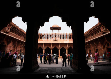 (141109) -- AGRA, 9 novembre 2014 (Xinhua) -- Les touristes visiter le Fort Rouge d'Agra à Agra, Uttar Pradesh, Inde, Novembre 8, 2014. Près des jardins du Taj Mahal, l'importance du 16e siècle monument Moghol connu comme le Fort Rouge d'Agra. Cette puissante forteresse de grès rouge englobe, à l'intérieur de ses 2,5 km de long des murs de l'enceinte, la ville impériale de l'Empire moghol dirigeants. Il est composé d'un grand nombre de palais, comme le palais de Jahangir Mahal et le Khas, construit par Shah Jahan, des salles d'audience, comme le Diwan-i-Khas, et deux très belles mosquées. Le Fort Rouge d'Agra a été inscrit au Patrimoine Mondial de l'par le Banque D'Images