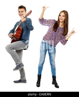 Les adolescents chantant et jouant de la guitare, s'amuser, full body shot Banque D'Images