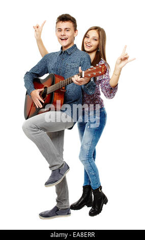 Les adolescents chantant et jouant de la guitare, s'amuser, full body shot Banque D'Images