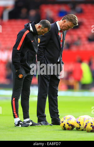 Manchester, UK. Nov 8, 2014. Louis Van Gaal, manager de Manchester United et l'assistant Ryan Giggs regarder glum - Manchester United vs Crystal Palace - Barclay's Premier League - Old Trafford - Manchester - 08/11/2014 Philippe Pic Oldham/Sportimage. Credit : csm/Alamy Live News Banque D'Images