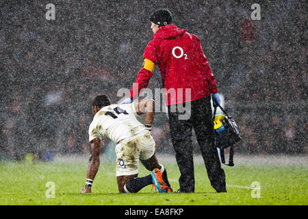 Londres, Royaume-Uni. Nov 8, 2014. L'Angleterre vers le bas Rokoduguni Semesa - QBE Internationaux de novembre - L'Angleterre contre la Nouvelle-Zélande. Credit : Cal Sport Media/Alamy Live News Banque D'Images