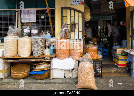 Boutique d'épices au marché Dong Xuan dans la vieille ville d'Hanoi Banque D'Images