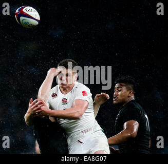 Londres, Royaume-Uni. Nov 8, 2014. L'Angleterre Owen Farrell prend un poing dans la figure du Aaron Cruden QBE - Internationaux de novembre - L'Angleterre contre la Nouvelle-Zélande. Credit : Cal Sport Media/Alamy Live News Banque D'Images