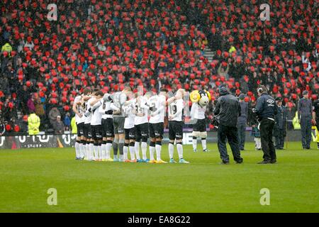 Derby, Royaume-Uni. Nov 8, 2014. Une minute de silence avant de rejoindre votre chambre -off - Football - Sky Bet Championship - Derby County vs Wolverhampton Wanderers - Stade iPro Derby - Saison 2014/15 - 8 novembre 2014 - Photo Malcolm Couzens/Sportimage. Credit : csm/Alamy Live News Banque D'Images