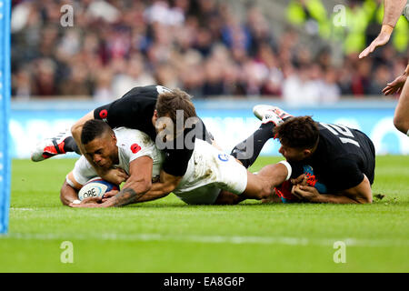 Londres, Royaume-Uni. Nov 8, 2014. England's Kyle Eastmond abordés par Aaron Smith de la Nouvelle-Zélande La Nouvelle-Zélande et Sonny Bill Williams - QBE Internationaux de novembre - L'Angleterre contre la Nouvelle-Zélande. Credit : Cal Sport Media/Alamy Live News Banque D'Images