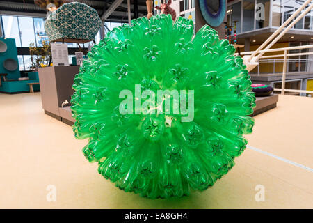 Les bouteilles en plastique vert recyclé disposés pour former une lampe sphérique, showcase lors d'une exposition à Cape Town, Afrique du Sud Banque D'Images