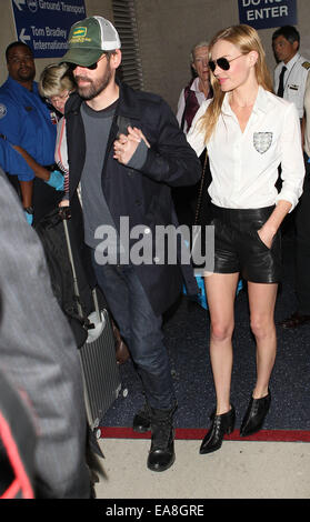 Kate Bosworth et Michael Polish à l'Aéroport International de Los Angeles avec : Kate Bosworth,Michael Polish Où : Los Angeles, California, United States Quand : 06 mai 2014 Banque D'Images