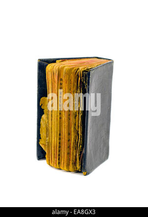 Livre de prières anciennes utilisées portés avec couverture en cuir isolated on white Banque D'Images